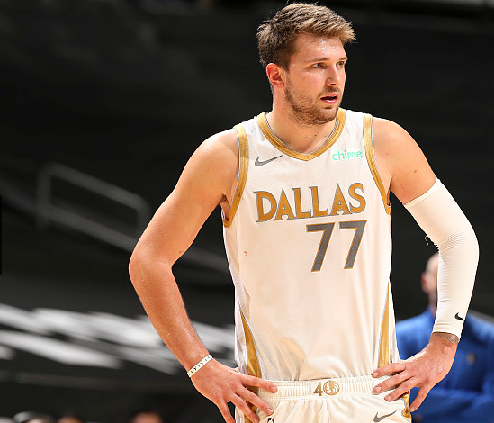  东契奇45+10+8独行侠险胜掘金止对手四连胜