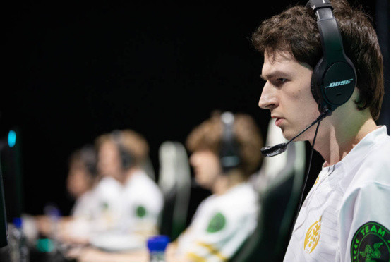  鲍文翼锋闪耀全场，西汉姆联客场击败狼队